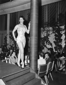 Badpakkenshow in Hotel Bouwens, Zandvoort aangetast, Bestanddeelnr 907-0733