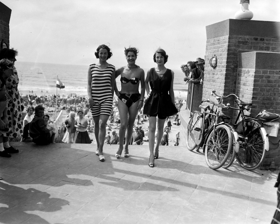 Badpakkenshow bij Hotel Bouwens te Zandvoort, Bestanddeelnr 907-9073