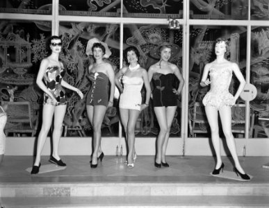 Badpakkenshow in Hotel Bouwens, Zandvoort, Bestanddeelnr 907-0719