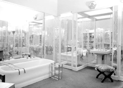 Badkamer van het appartement van Mrs Cartwright in Parijs, Bestanddeelnr 255-8750 photo