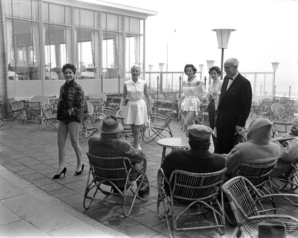 Badpakkenshow bij Hotel Bouwens te Zandvoort, Bestanddeelnr 907-6887