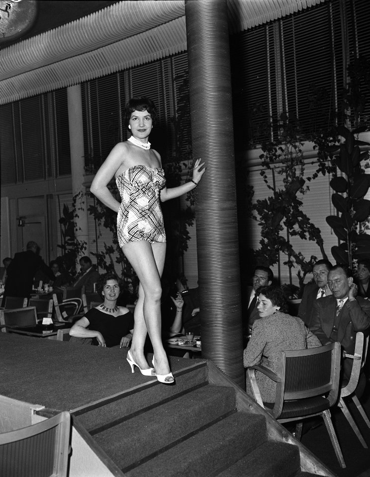 Badpakkenshow in Hotel Bouwens, Zandvoort, Bestanddeelnr 907-0715