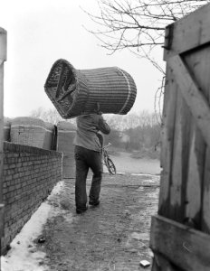 Badstoelen worden opgeknapt in Zandvoort, Bestanddeelnr 907-6176 photo