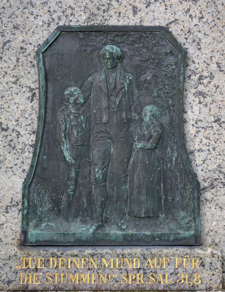Bad Camberg, Freiherr von Schütz-Schule, Denkmal, Tafel