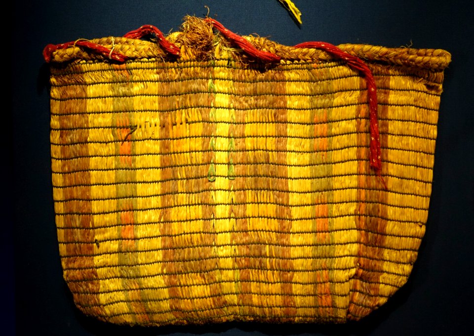 Bag, Native American, bark - Etnografiska museet - Stockholm, Sweden - DSC01218