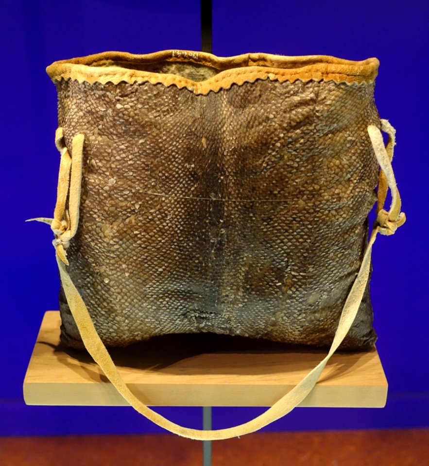 Bag, Bannock-Shoshone, salmon skin - Etnografiska museet - Stockholm, Sweden - DSC01205