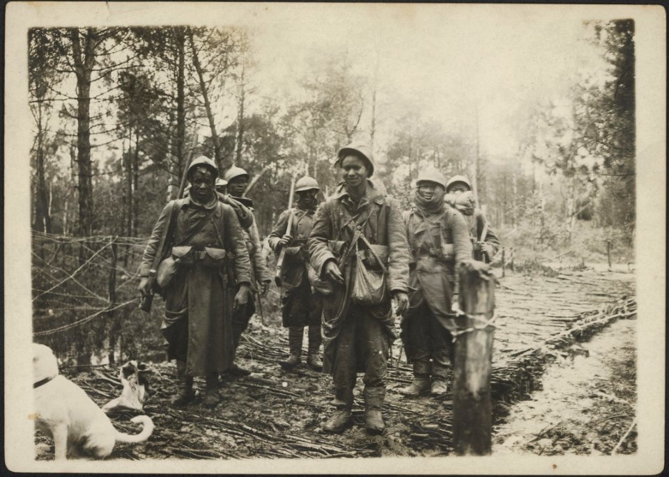 Back from the trenches .. six. Senegalese were the only men remaining ... Co, Bestanddeelnr 158-2352