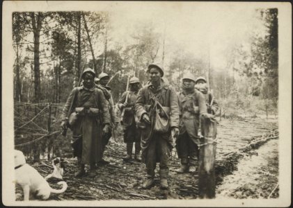 Back from the trenches .. six. Senegalese were the only men remaining ... Co, Bestanddeelnr 158-2352