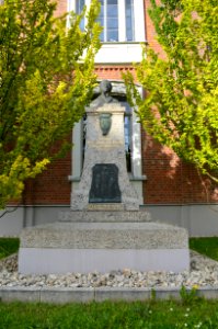 Bad Camberg, Freiherr von Schütz-Schule, Denkmal