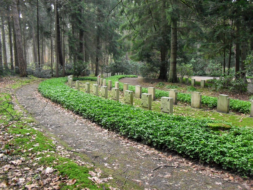 Bad Lippspringe-Ehrenfriedhof-1