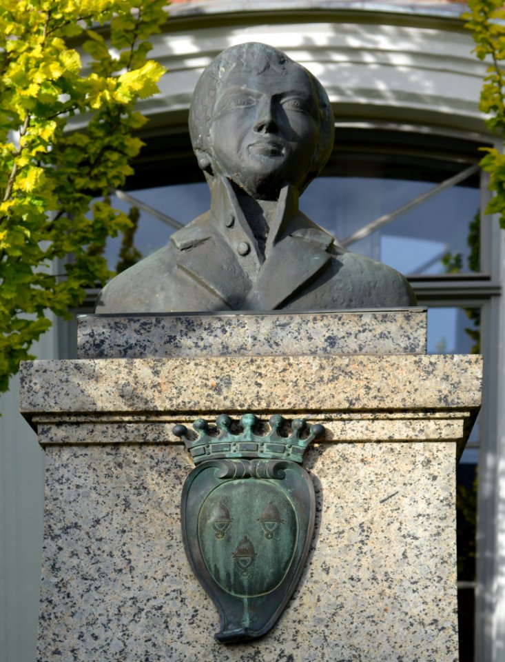 Bad Camberg, Freiherr von Schütz-Schule, Denkmal, Büste
