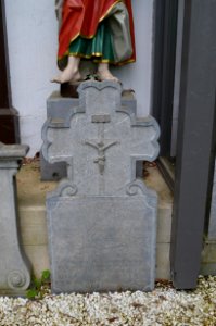Bad Camberg, Kreuzigungsgruppe Eichbornstraße 2, Grabplatte 2