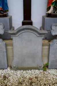 Bad Camberg, Kreuzigungsgruppe Eichbornstraße 2, Grabplatte 3