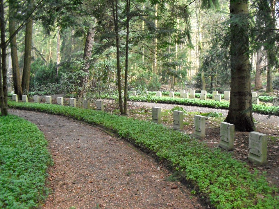 Bad Lippspringe-Ehrenfriedhof-3