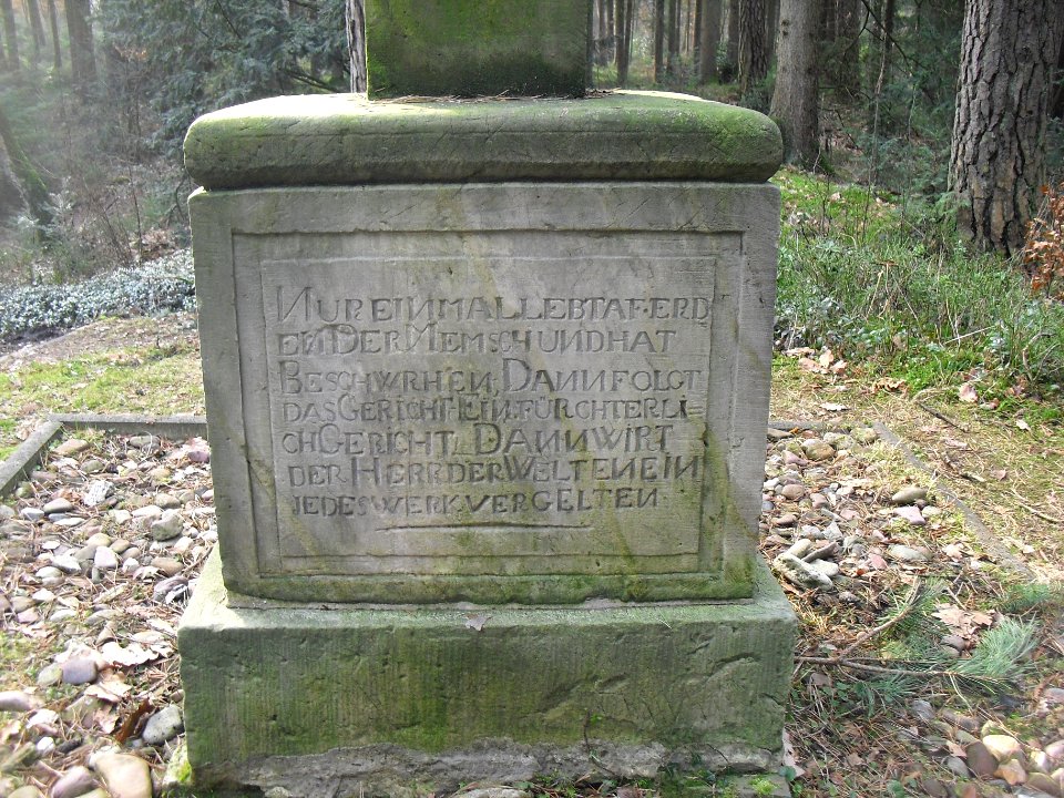 Bad Lippspringe-Tilly Kreuz Inschrift links