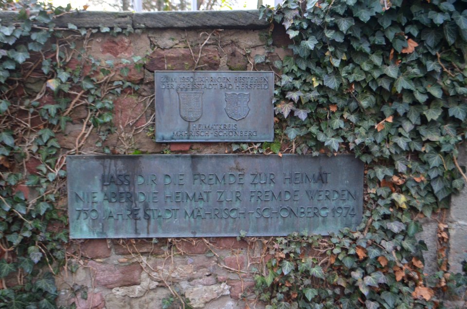 Bad Hersfeld, Gedenktafeln 1250 Jahre Hersfeld, 750 Jahre Mährisch Schönberg