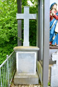 Bad Camberg, Kreuzigungsgruppe Eichbornstraße 2, Grabplatte 5