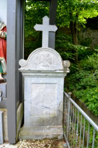 Bad Camberg, Kreuzigungsgruppe Eichbornstraße 2, Grabplatte 1