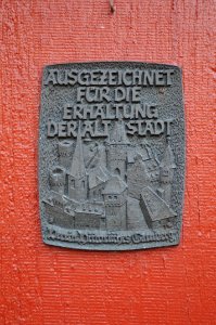 Bad Camberg, Plakette Sanierung, an Strackgasse 8