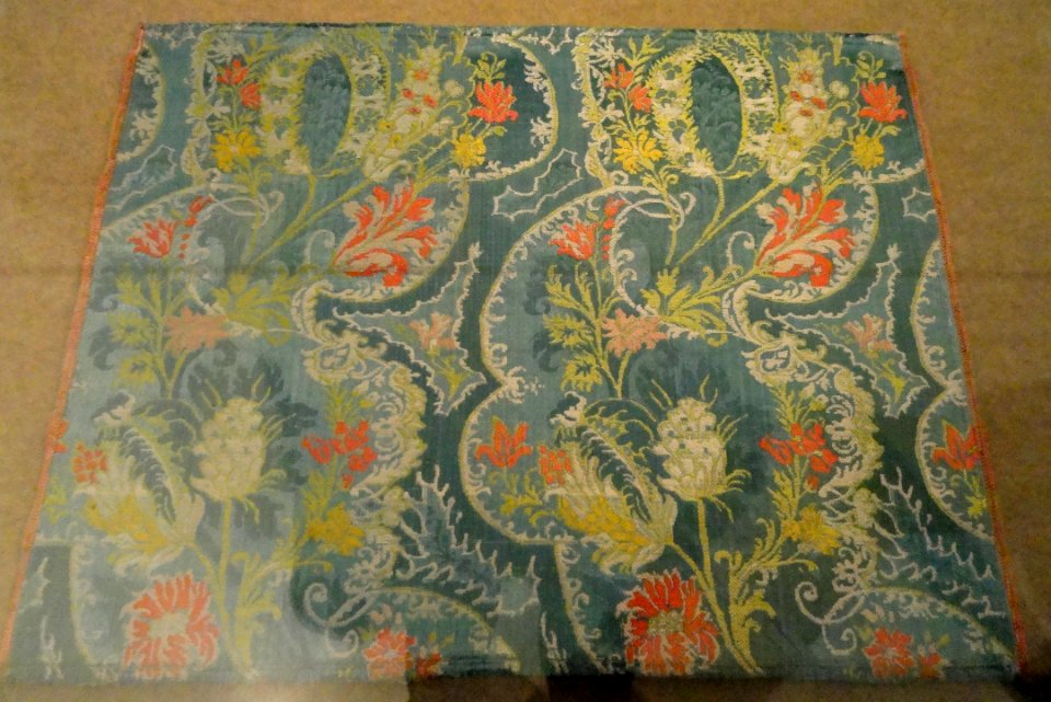 Baroque dress fragment, Italy, late 17th century, silk lampas with damask effect - Patricia Harris Gallery of Textiles & Costume, Royal Ontario Museum - DSC09403