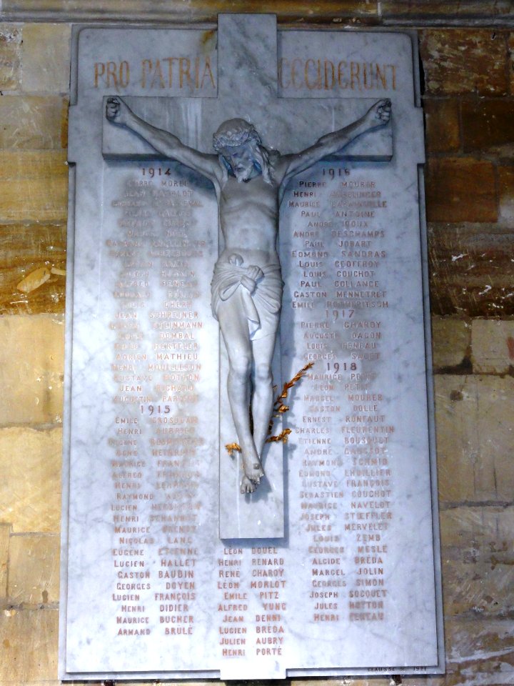Bar-le-Duc (Meuse) église St.Etienne, croix monument aux morts
