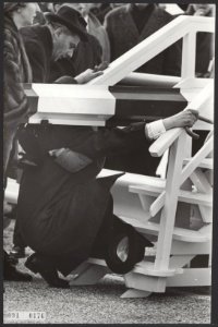 Baron Collet d'Escury kwam klem te zitten onder een slagboom, Bestanddeelnr 091-0176