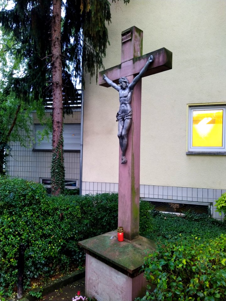 Barockes Steinkruzifix des 18. Jh. in Frankfurt-Sossenheim Okt. 2019 002