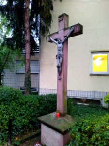 Barockes Steinkruzifix des 18. Jh. in Frankfurt-Sossenheim Okt. 2019 002