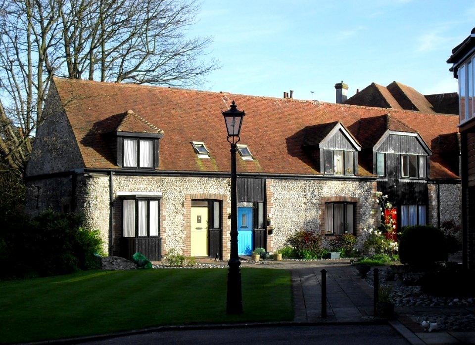 Barn at Motcombe Gardens, Motcombe Lane, Eastbourne (NHLE Code 1353140) (April 2011)