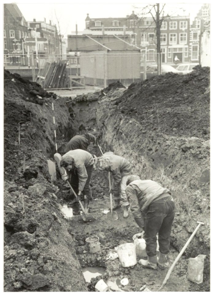Barnesteeg, hoek Spaarne. Archeologische werkgroep Haarlem bezig met opgravingen. NL-HlmNHA 54016538