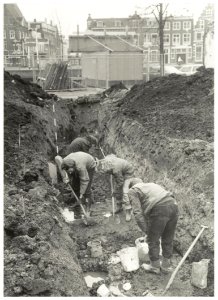 Barnesteeg, hoek Spaarne. Archeologische werkgroep Haarlem bezig met opgravingen. NL-HlmNHA 54016538