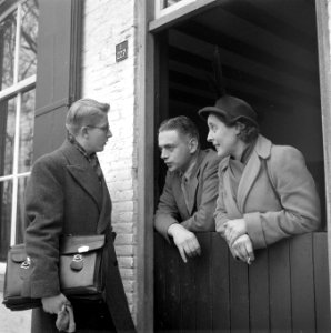 Baron en barones Van Lynden in gesprek (lachend), Bestanddeelnr 902-5032