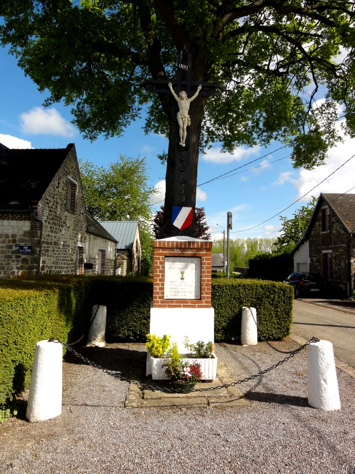 Barenton-sur-Serre (Aisne) monument aux morts avec croix