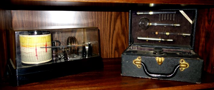 Barometer and unknown device - Bayernhof Museum - DSC06317