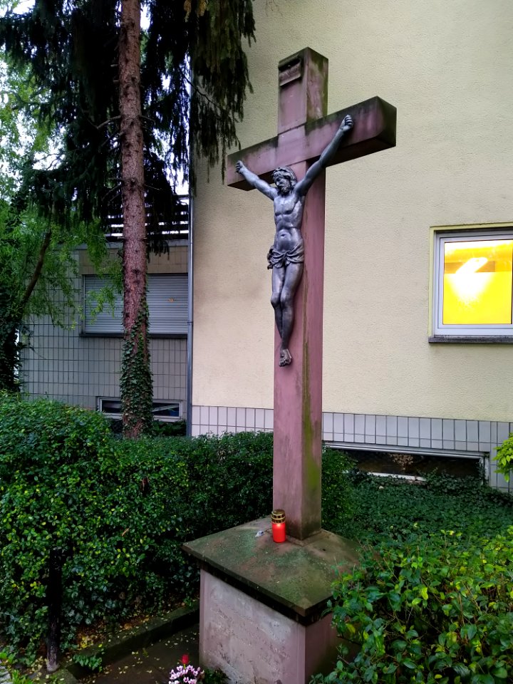 Barockes Steinkruzifix des 18. Jh. in Frankfurt-Sossenheim Okt. 2019 001