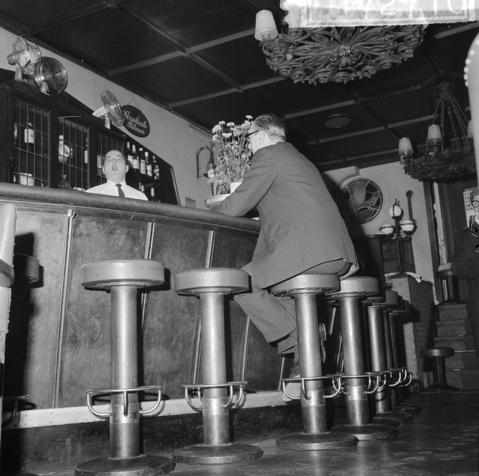 Barkrukken in Heerenveen verboden, in Amsterdamse horecabedrijven zit men nog op, Bestanddeelnr 917-2710