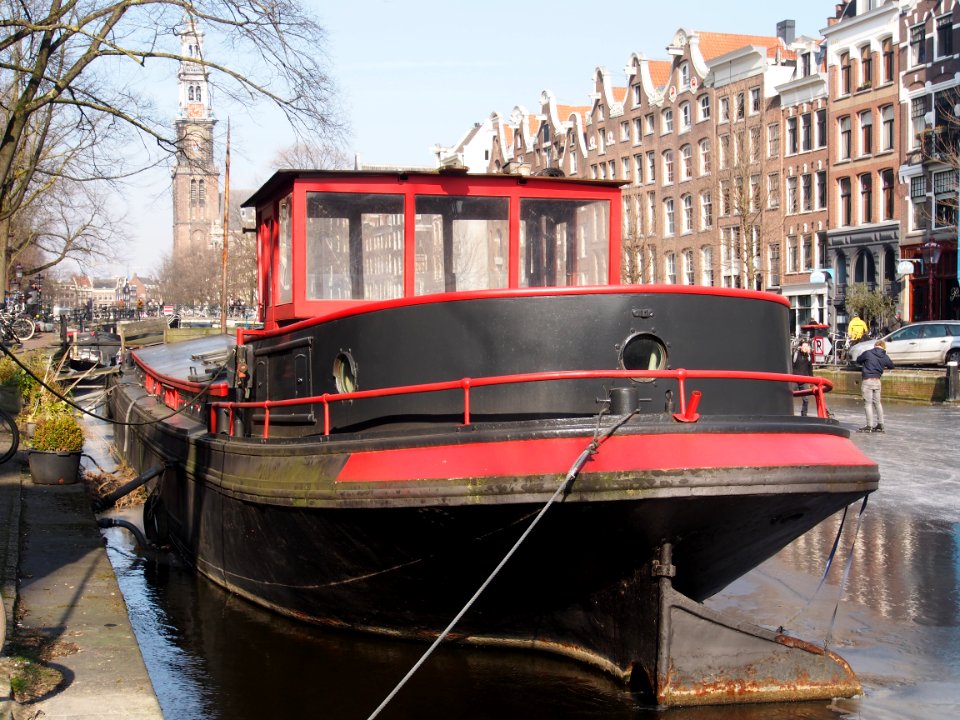 Barge als woonboot op de Prinsengracht