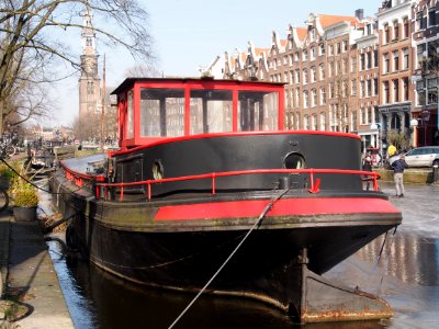 Barge als woonboot op de Prinsengracht