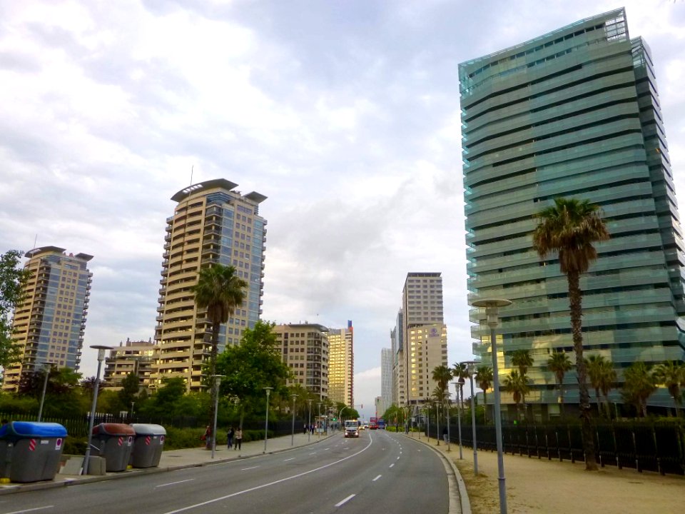 Barcelona - Residenciales Illa del Mar (derecha) e Illa del Llac (izquierda)