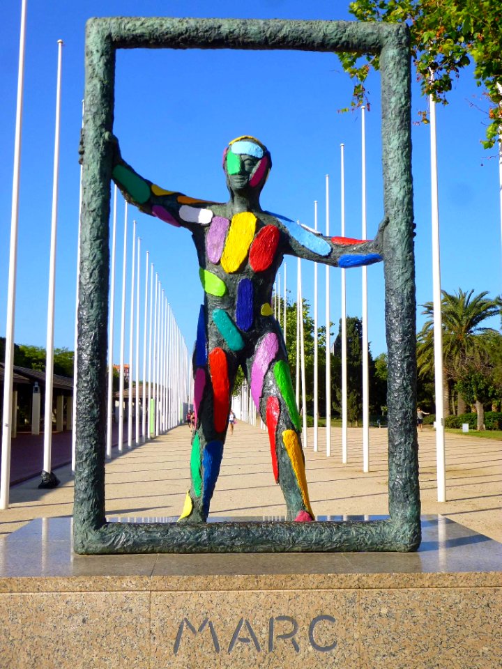 Barcelona - Escultura 'Marc', de Robert Llimós, en el Parc del Port Olímpic