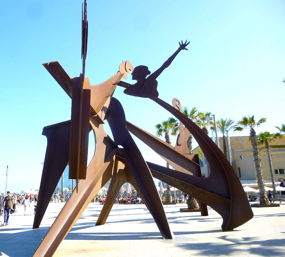 Barcelona - Escultura en la Barceloneta, 'Homenatge a la natació'