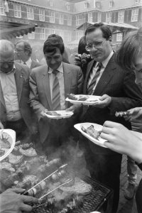 Barbecue op Binnenhof minister Deetman (r), Bestanddeelnr 933-0179