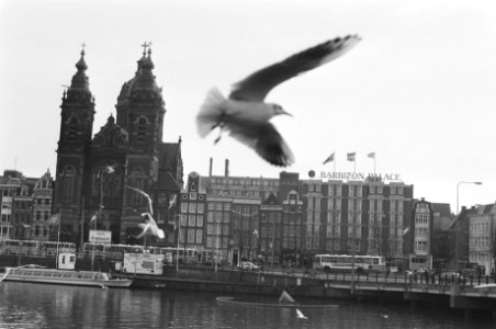 Barbizon Palace Hotel (Golden Tulip) op de kop van de Zeedijk in Amsterdam met l, Bestanddeelnr 934-3910
