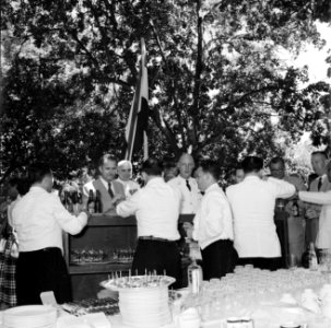 Barbecue ter ere van het koninklijk bezoek op het landgoed Fontein op Bonaire, Bestanddeelnr 252-3858