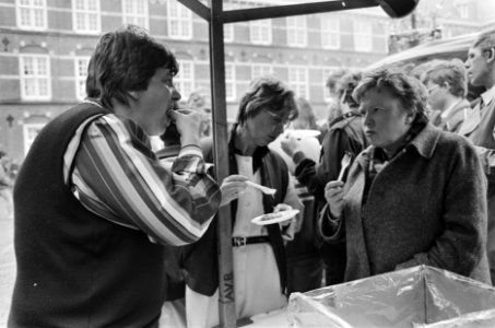 Barbecue op Binnenhof Terpstra (l) en Kappeyne van de Coppello, Bestanddeelnr 933-3647