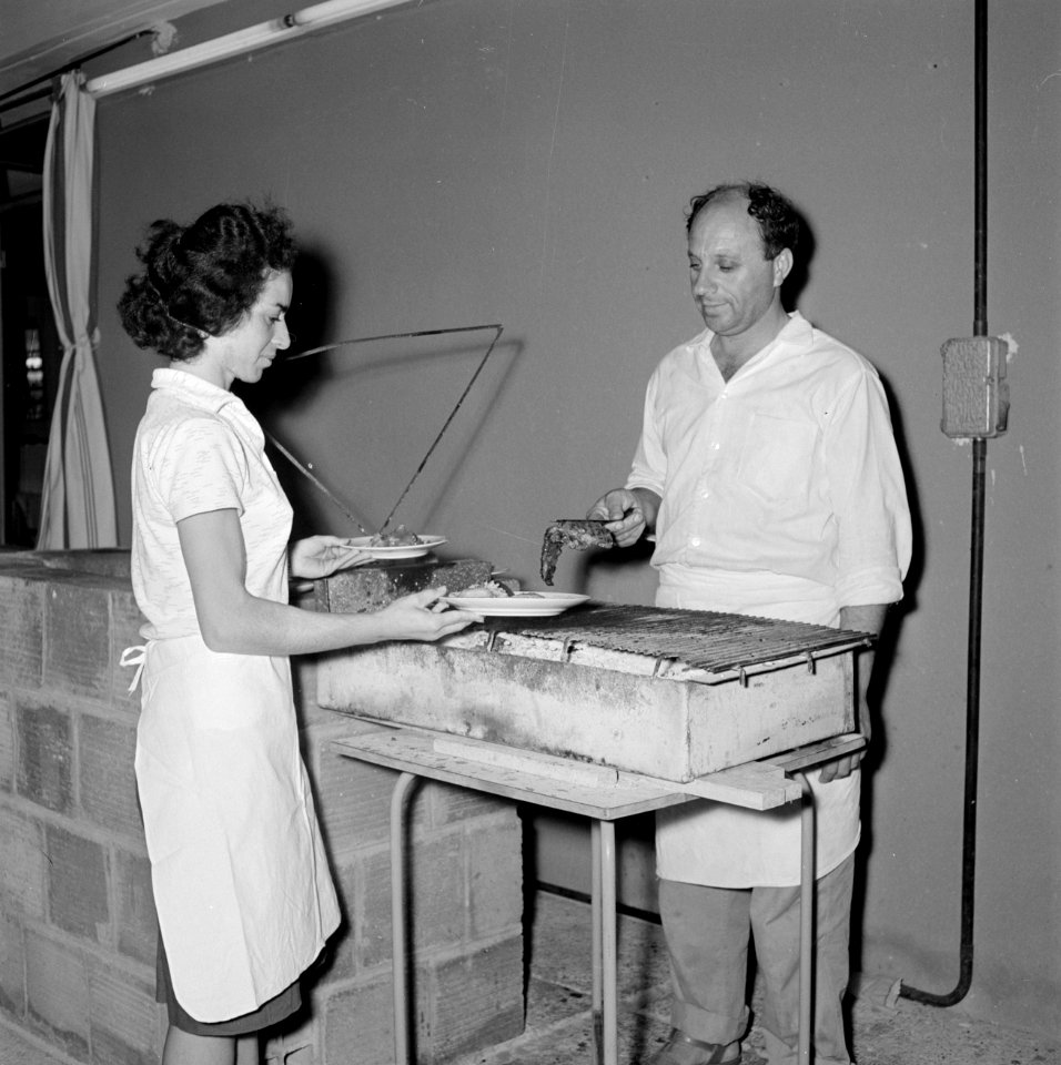 Barbecue op een terras Een serveerster haalt een bestelling op, Bestanddeelnr 255-3611