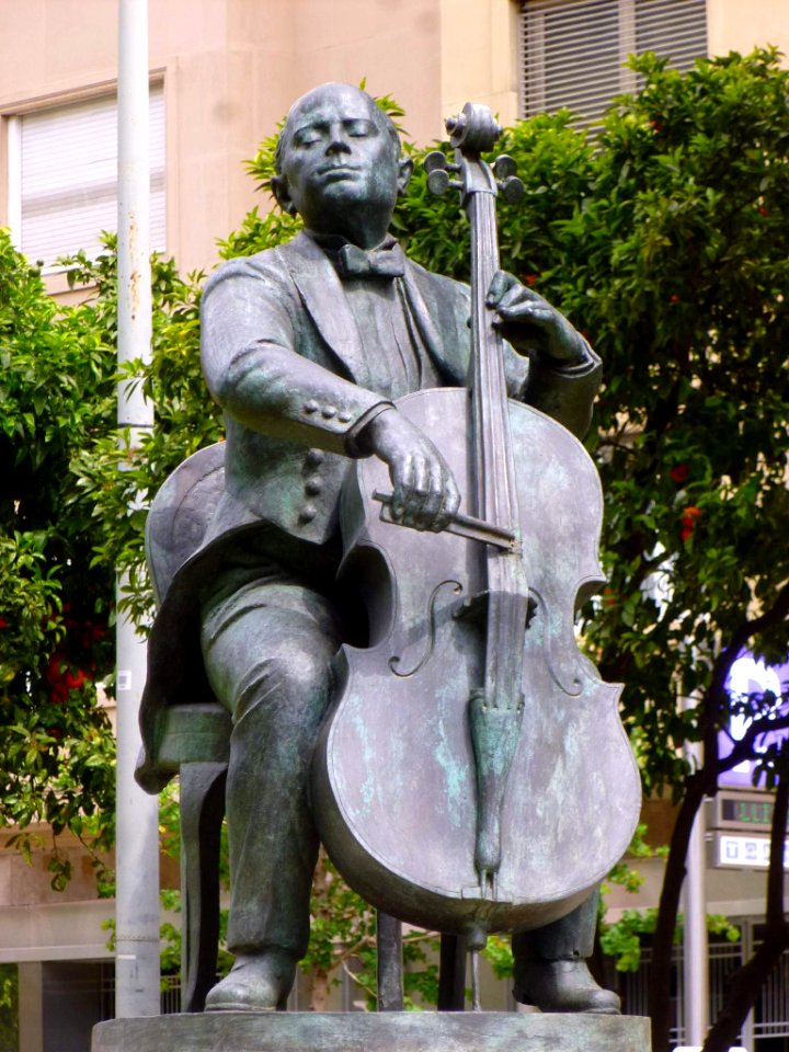 Barcelona - Avinguda de Pau Casals, escultura de Josep Viladomat