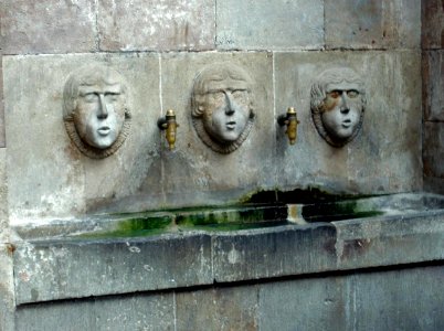Barcelona - Fuente frente a la Basilica de los Santos Justo y Pastor