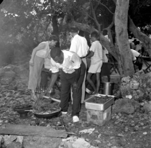 Barbecue bij een feest, waarschijnlijk op Curaçao, Bestanddeelnr 252-3382