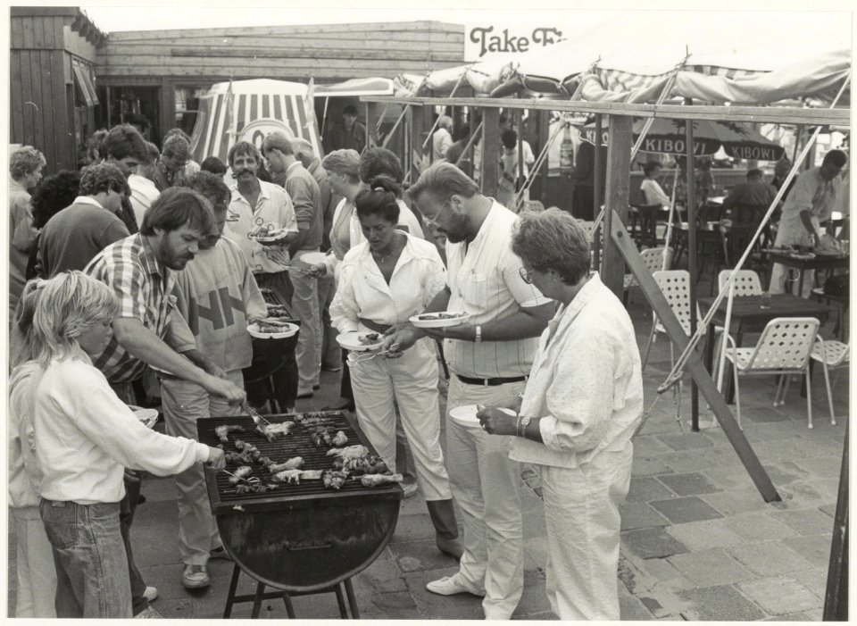 Barbecue bij een Zandvoorts strandpaviljoen